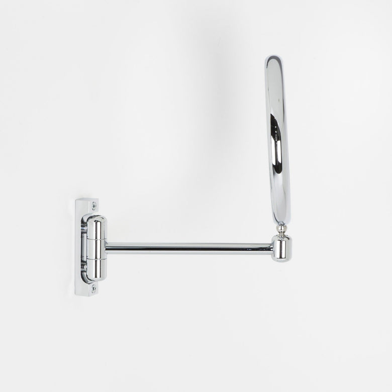 Koh-i-noor DOPPIOLINO specchio ingranditore x3 bifacciale Cromo Lucido ambientato in bagno moderno con specchio e...