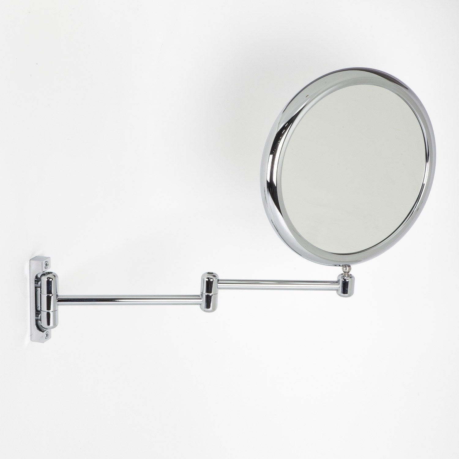 Koh-i-noor Doppiolo specchio ingranditore x2 tondo 23 cm Cromo Lucido con lavabo e rubinetteria, vista frontale su sfondo...
