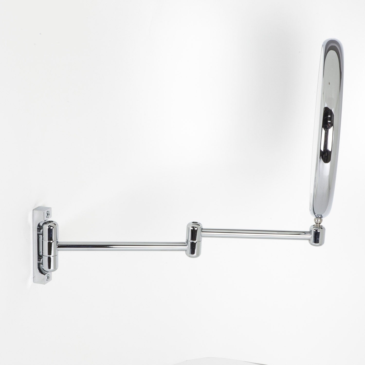 Koh-i-noor Doppiolo specchio ingranditore x2 tondo 23 cm Cromo Lucido ambientato in bagno moderno con specchio e...