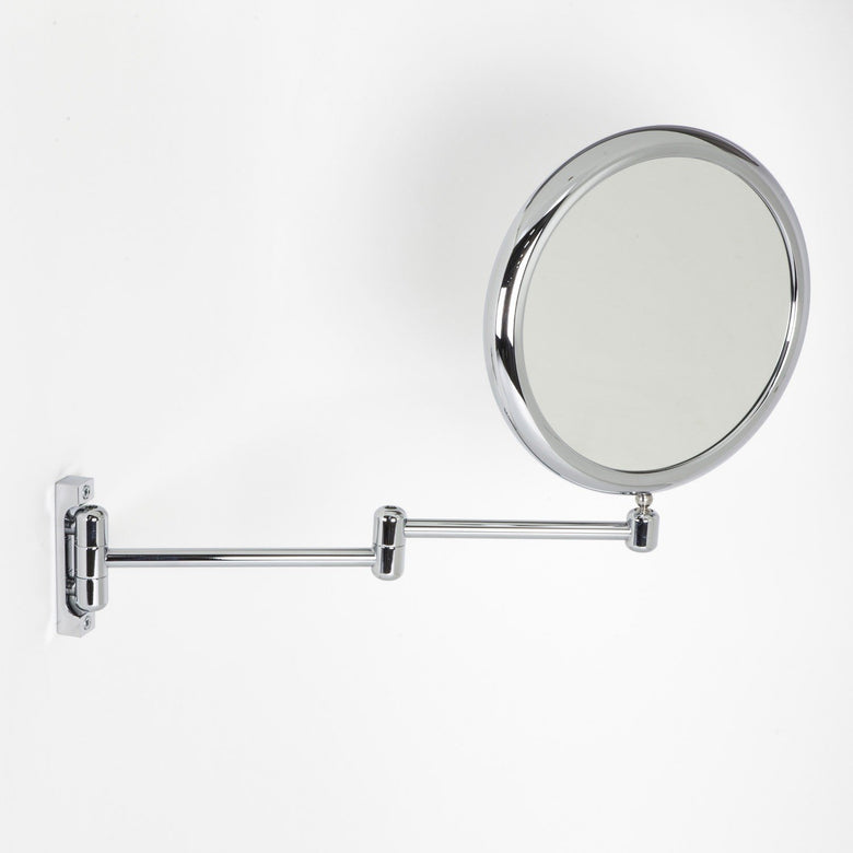 Koh-i-noor Doppiolo specchio ingranditore x3 tondo 23 cm Cromo Lucido ambientato in bagno moderno con specchio e...
