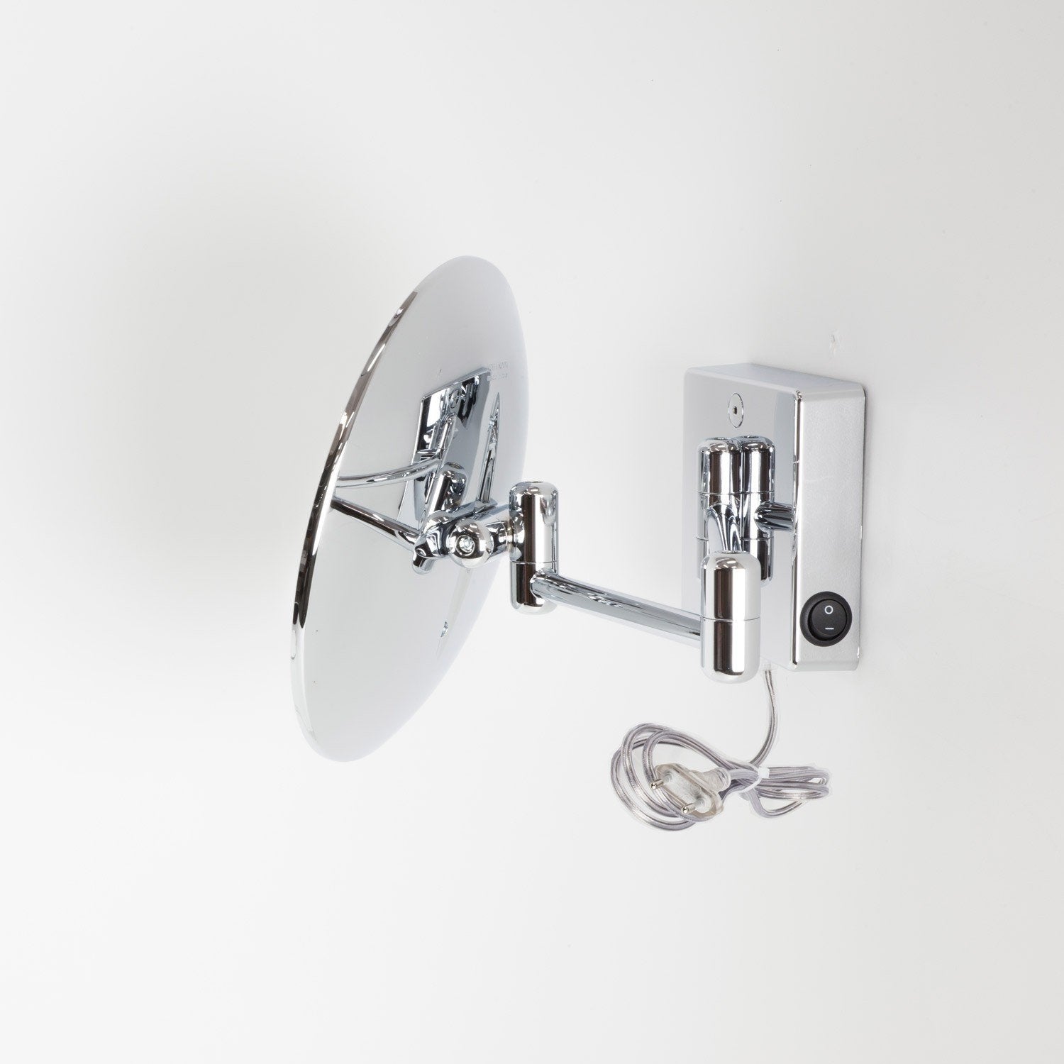Koh-i-noor Discolo specchio ingranditore x3 led a parete 23 Cromo Lucido, dettaglio ravvicinato della finitura e del...