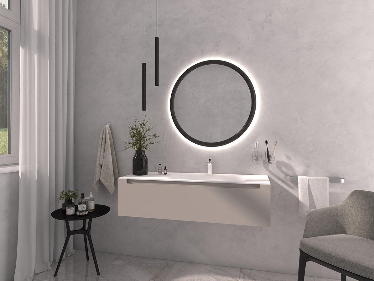 Koh-i-noor Rubino specchio led 80 cm con retroilluminazione Nero Soft accesa in ambiente, design e diffusione della luce...