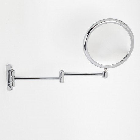 Specchio ingranditore x6 bifacciale 18 cm snodato a muro Cromo Lucido con lavabo e rubinetteria, vista frontale su sfondo...