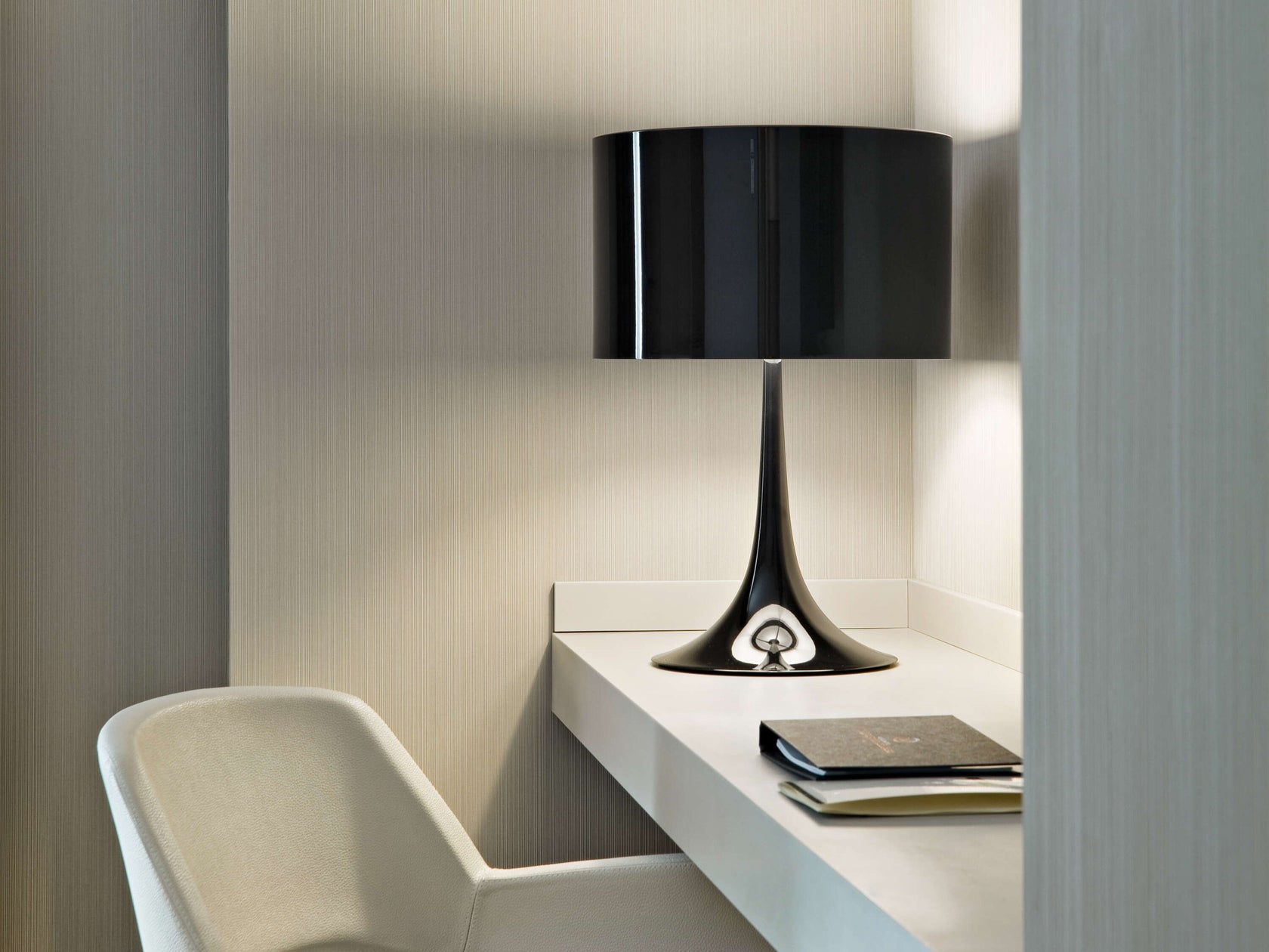 Flos Spun Light Table 1 Lampada da tavolo Nero lucido spenta, dettaglio del corpo lampada e dei materiali