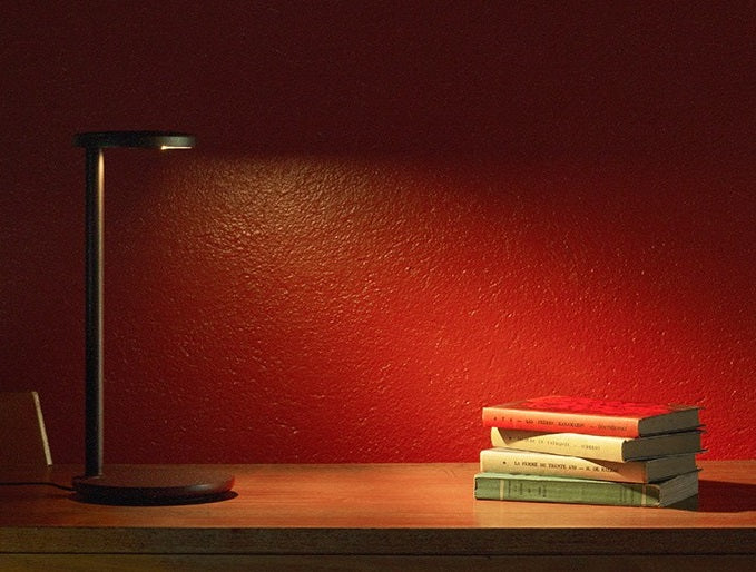 Flos Oblique Lampada scrivania Marrone Opaco 09.8300.DW spenta, dettaglio del corpo lampada e dei materiali