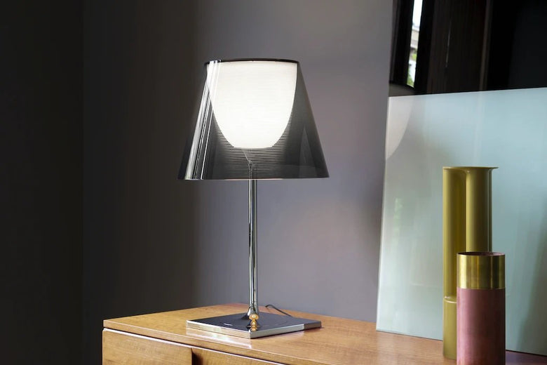 Flos KTribe Table 2 Lampada da tavolo Argento Argento Alluminato accesa in ambiente, design e diffusione della luce