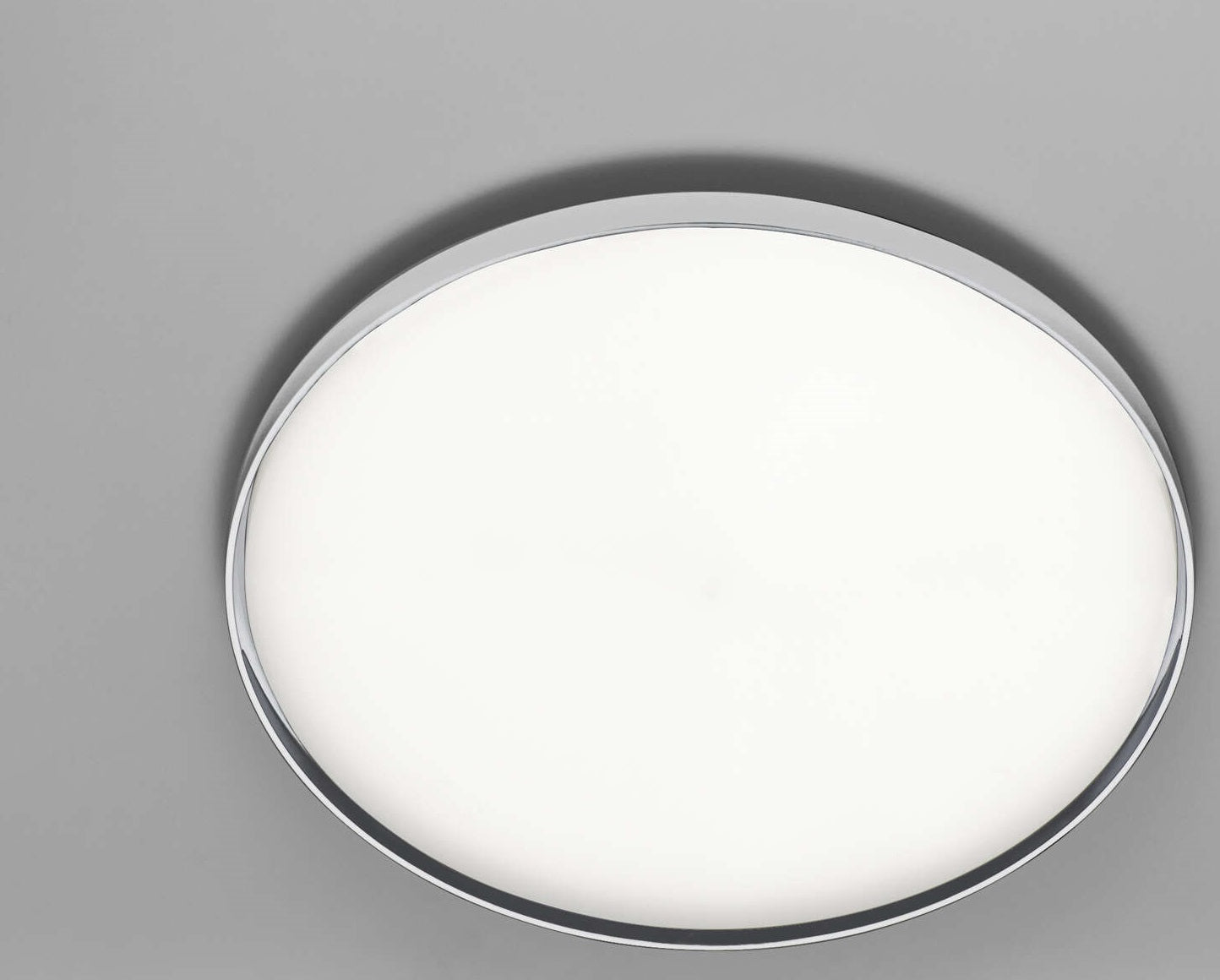 Flos Clara Lampada a parete e soffitto 60 cm cornice cromo accesa in ambiente, design e diffusione della luce
