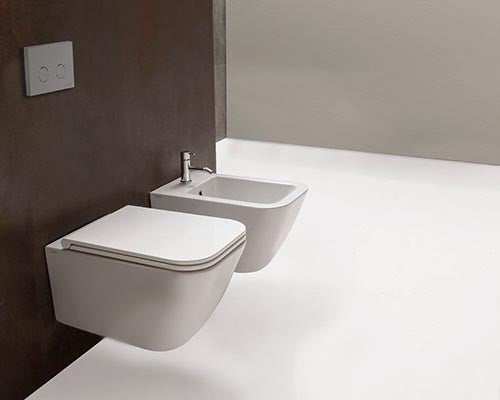 Ceramica Globo Stone coppia sanitari sospesi Chiusura ambientato su piano bagno con accessori