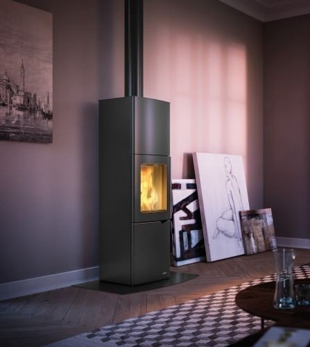 Stufa A Legna 8kw Ventilata Canalizzabile con telecomando accesa in soggiorno, fiamma visibile attraverso il vetro