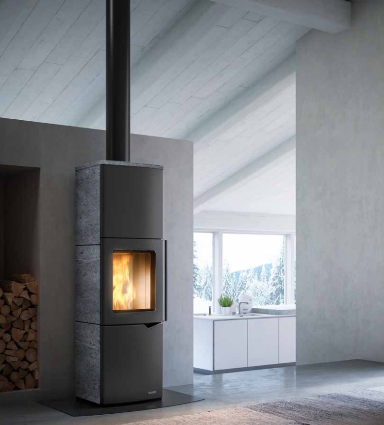 Stufa A Legna ad aria Con Accumulo 7Kw in acciaio con accesa in soggiorno, fiamma visibile attraverso il vetro
