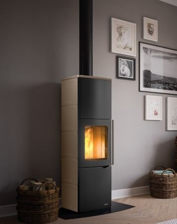 Stufa A Legna ad aria Con Accumulo 7Kw in acciaio in Ceramica Caffellatte accesa in soggiorno, fiamma visibile attraverso...