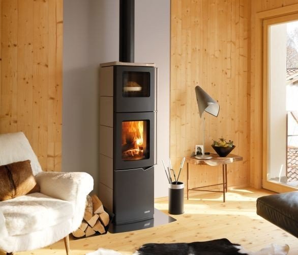 Stufa A Legna Con Forno ad aria 8kw rivestimento Ceramica accesa in soggiorno, fiamma visibile attraverso il vetro