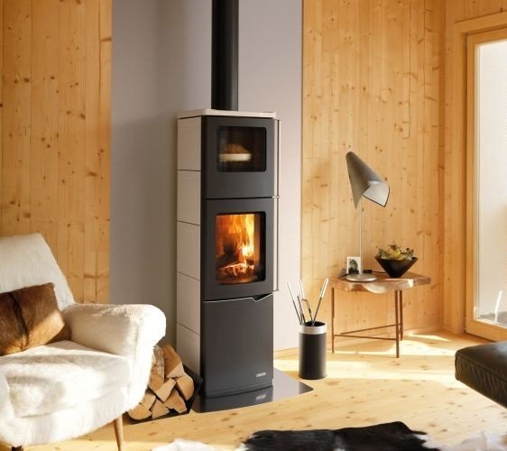 Stufa A Legna Con Forno ad aria 8kw rivestimento in in ceramica accesa in soggiorno, fiamma visibile attraverso il vetro