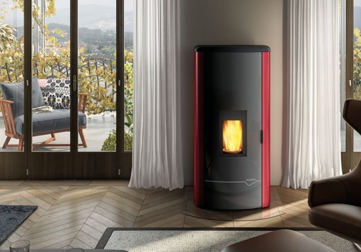 Stufa A Pellet ad acqua ecofire con top in ghisa e acciaio Rossa accesa in soggiorno, fiamma visibile attraverso il vetro