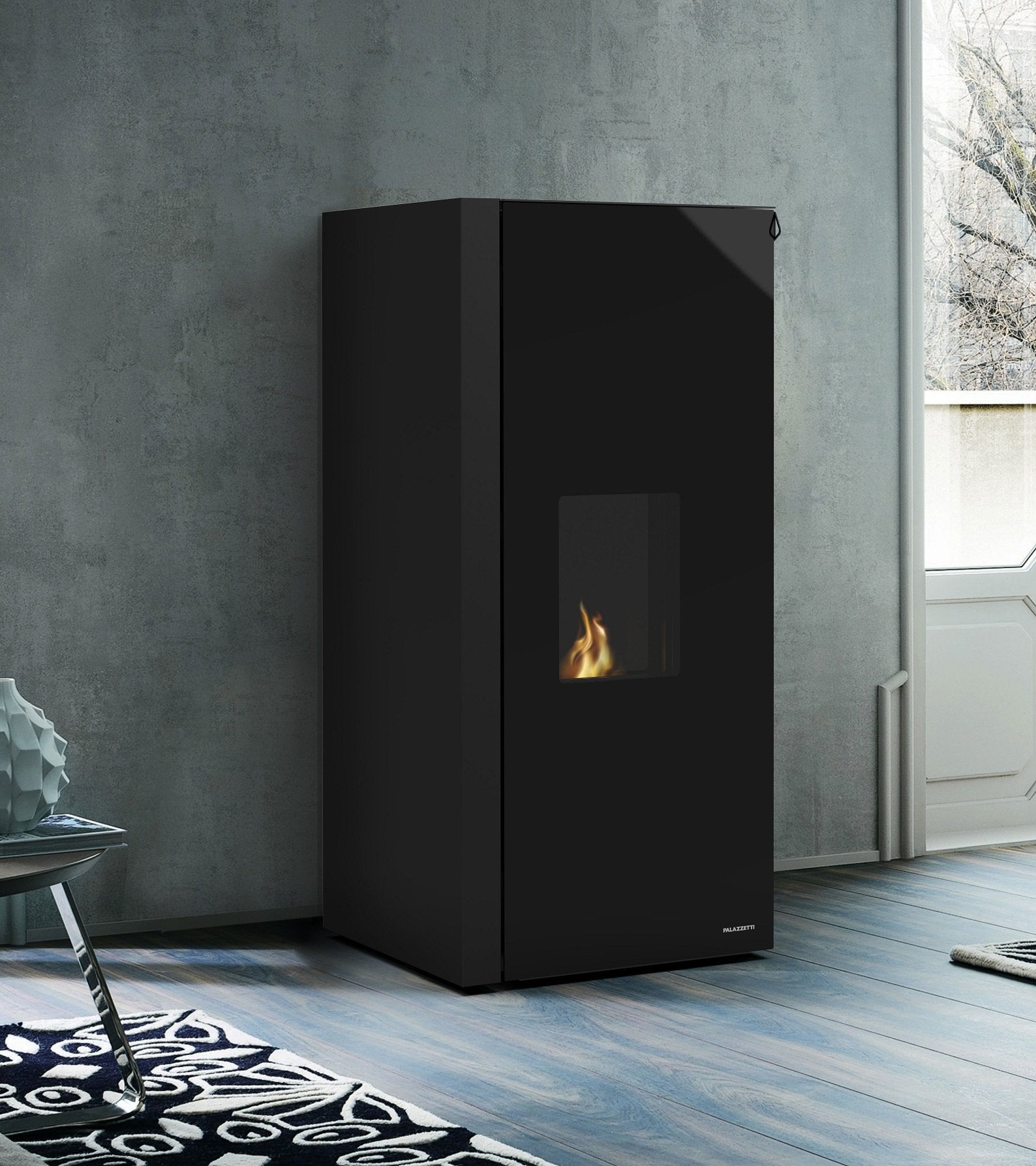 Stufa a pellet ad acqua nera Ecofire Dado Idro 10 Palazzetti Nero in ghisa accesa in soggiorno, fiamma visibile...