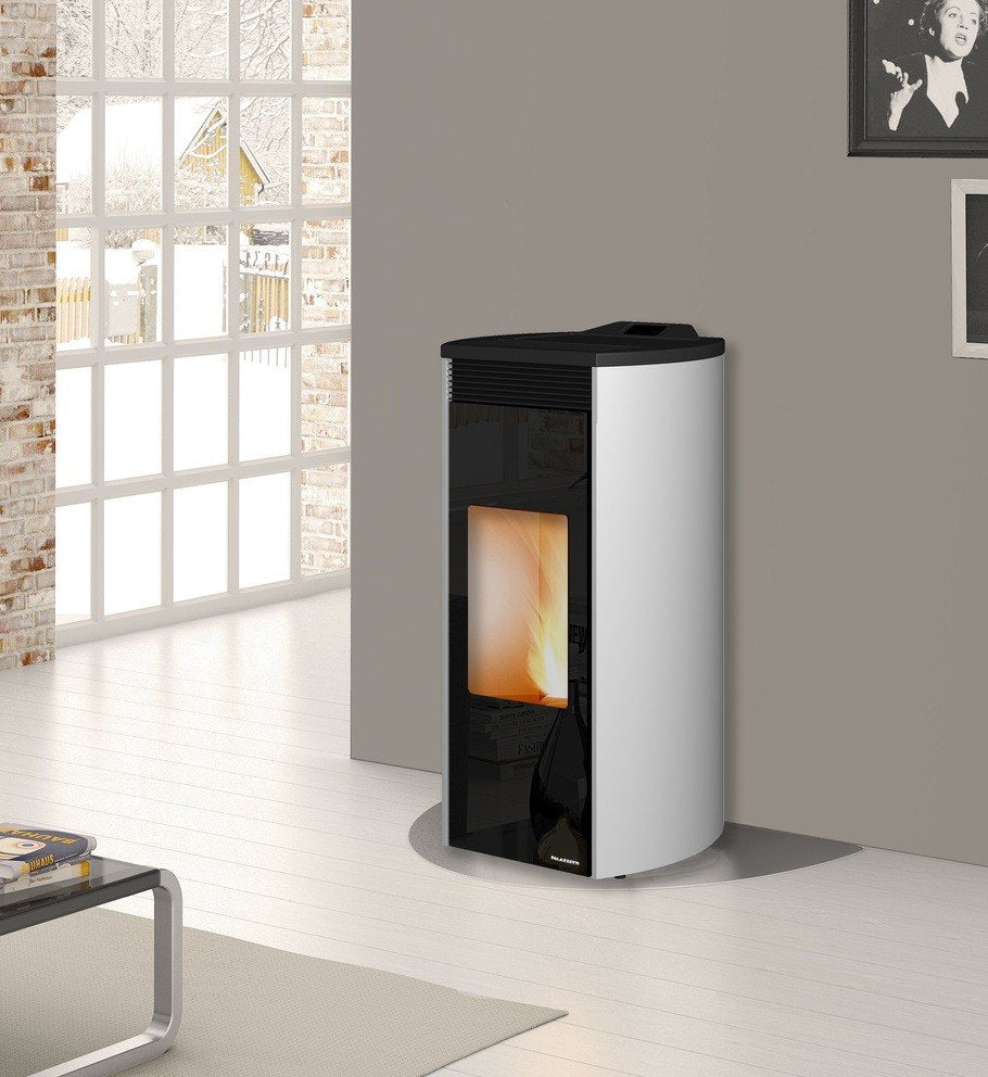 Palazzetti Giorgia 12 Ecofire Stufa A Pellet Ad Aria 12kw in ghisa accesa in soggiorno, fiamma visibile attraverso il vetro