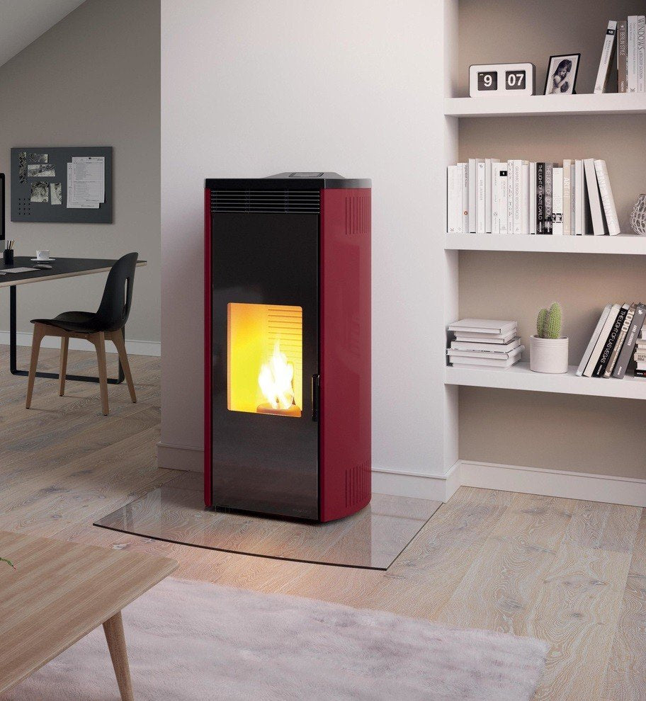 Palazzetti Giorgia 12 Ecofire Stufa A Pellet Ad Aria 12kw in ghisa accesa in soggiorno, fiamma visibile attraverso il vetro