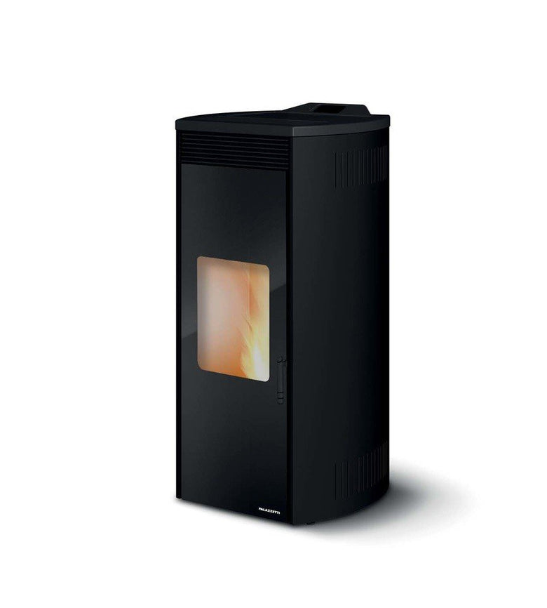 Stufa A Pellet Ad Aria 9kw Con Top In Ghisa E Rivestimento accesa in soggiorno, fiamma visibile attraverso il vetro