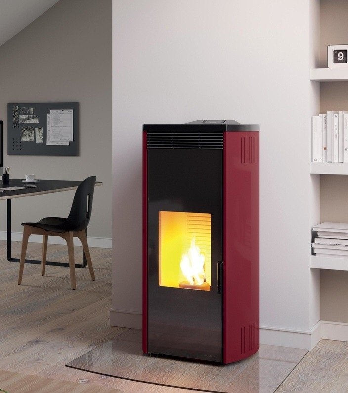 Palazzetti Giorgia 9 Ecofire Stufa A Pellet Ad Aria 9kw Con Rosso in ghisa accesa in soggiorno, fiamma visibile...