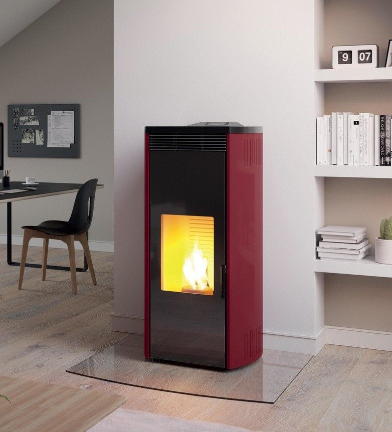 Palazzetti Giorgia 9 Pro 2 Ecofire Stufa A Pellet Ad Aria in ghisa accesa in soggiorno, fiamma visibile attraverso il vetro