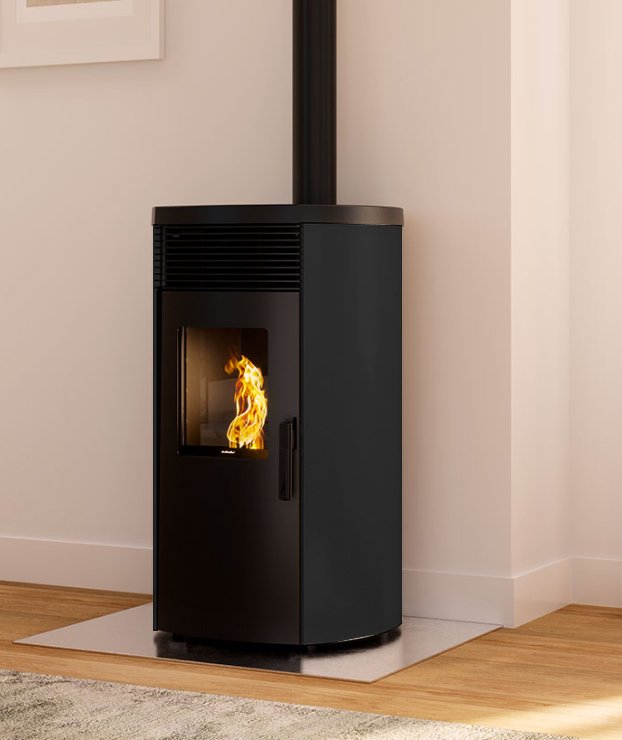 Royal rondine air 80 us Stufa a pellet ad aria uscita fumi accesa in soggiorno, fiamma visibile attraverso il vetro