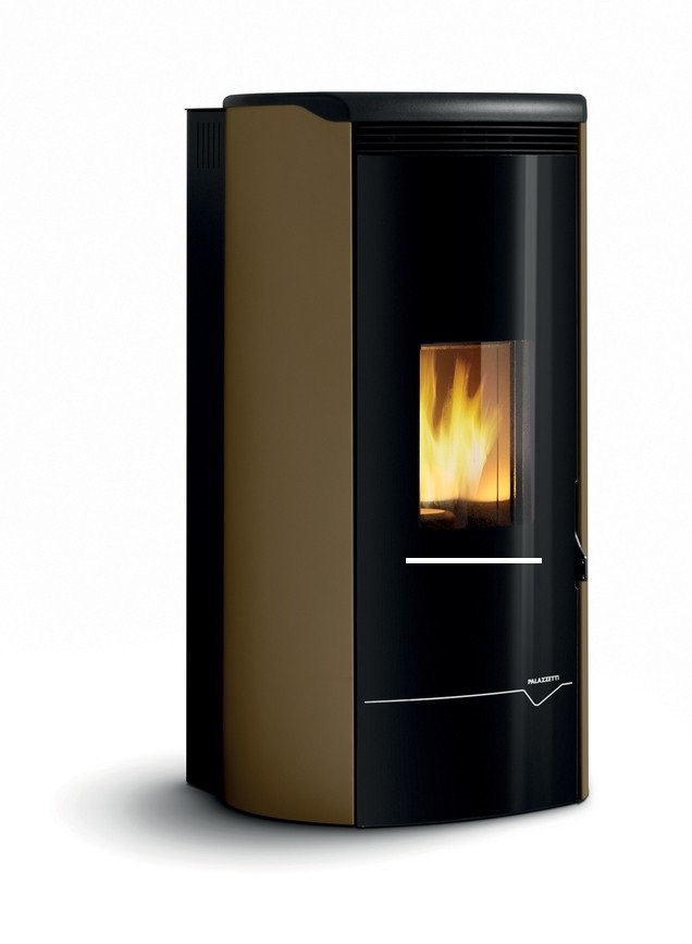 Stufa A Pellet ecofire ad acqua e aria 14kw Con Top In in ghisa accesa in soggiorno, fiamma visibile attraverso il vetro