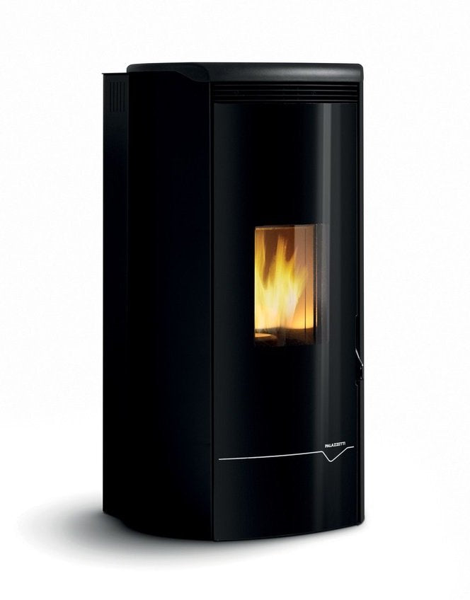 Stufa A Pellet ecofire ad acqua e aria 14kw Con Top In in ghisa accesa in soggiorno, fiamma visibile attraverso il vetro