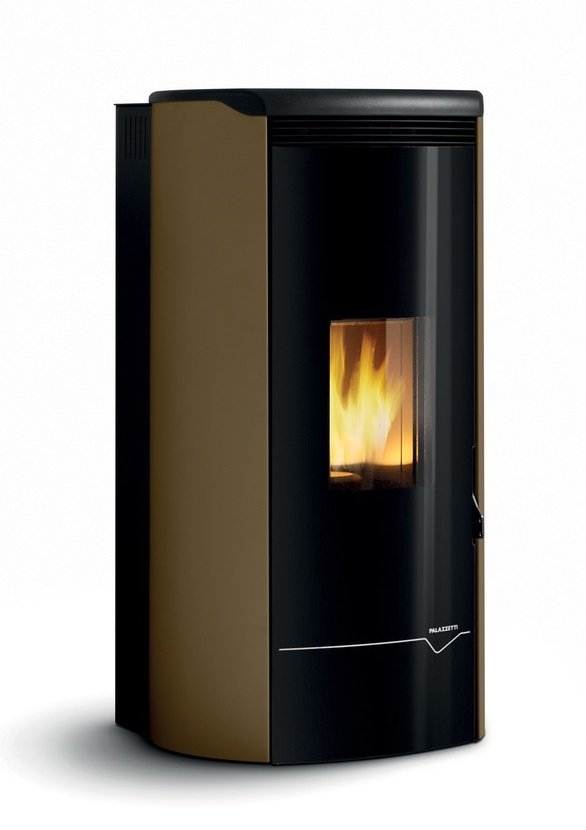 Stufa A Pellet ecofire ad acqua e aria 20kw Con Top In in ghisa accesa in soggiorno, fiamma visibile attraverso il vetro