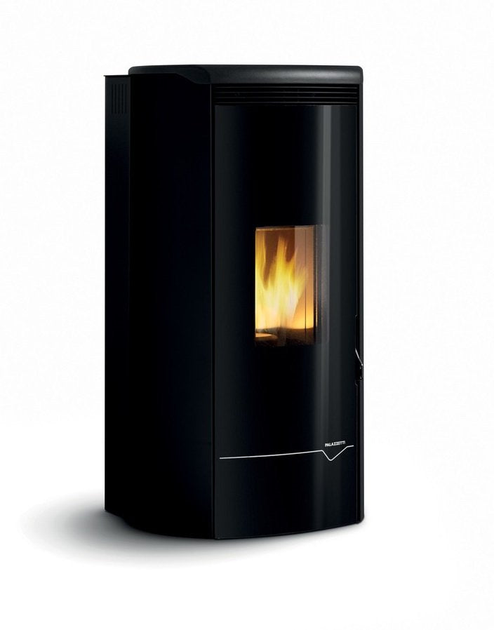 Stufa A Pellet ecofire ad acqua e aria 20kw Con Top In in ghisa accesa in soggiorno, fiamma visibile attraverso il vetro