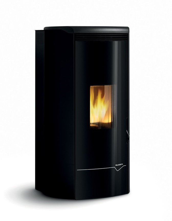 Stufa A Pellet Ecofire Ad Acqua e aria 20kw Con Top In in ghisa accesa in soggiorno, fiamma visibile attraverso il vetro