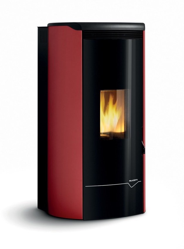 Stufa A Pellet Ecofire Ad Acqua e aria 20kw Con Top In in ghisa accesa in soggiorno, fiamma visibile attraverso il vetro