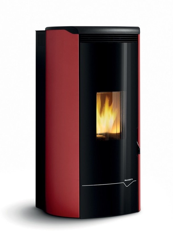 Stufa A Pellet ecofire ad acqua o aria 20kw Con Top In in ghisa accesa in soggiorno, fiamma visibile attraverso il vetro