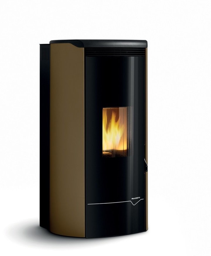 Stufa A Pellet ecofire ad acqua o aria 26kw Con Top In in ghisa accesa in soggiorno, fiamma visibile attraverso il vetro