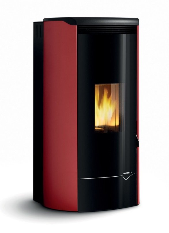 Stufa A Pellet ecofire ad acqua o aria 26kw Con Top In in ghisa accesa in soggiorno, fiamma visibile attraverso il vetro
