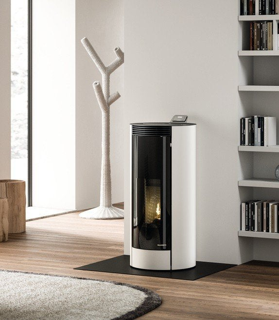 Palazzetti Melita 8 Stufa A Pellet Ecofire Ad Aria 8kw Con accesa in soggiorno, fiamma visibile attraverso il vetro