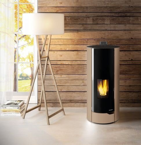 Palazzetti Nina 8 Stufa A Pellet Ecofire ad Aria con porta accesa in soggiorno, fiamma visibile attraverso il vetro