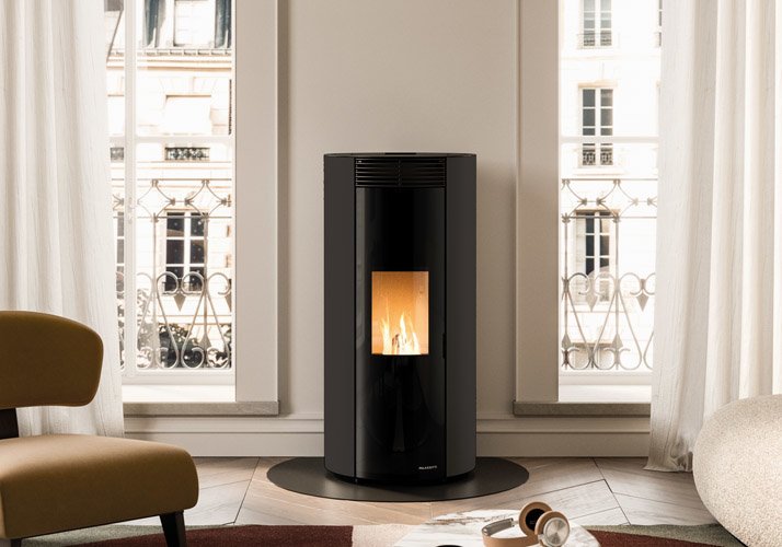 Stufa a pellet ermetica in acciaio nero braciere, vista laterale che mostra profilo e dimensioni
