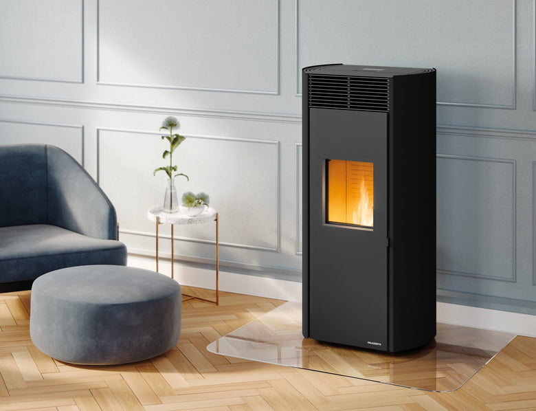 Stufa a pellet ermetica in acciaio verniciato nera con Nero, vista laterale che mostra profilo e dimensioni