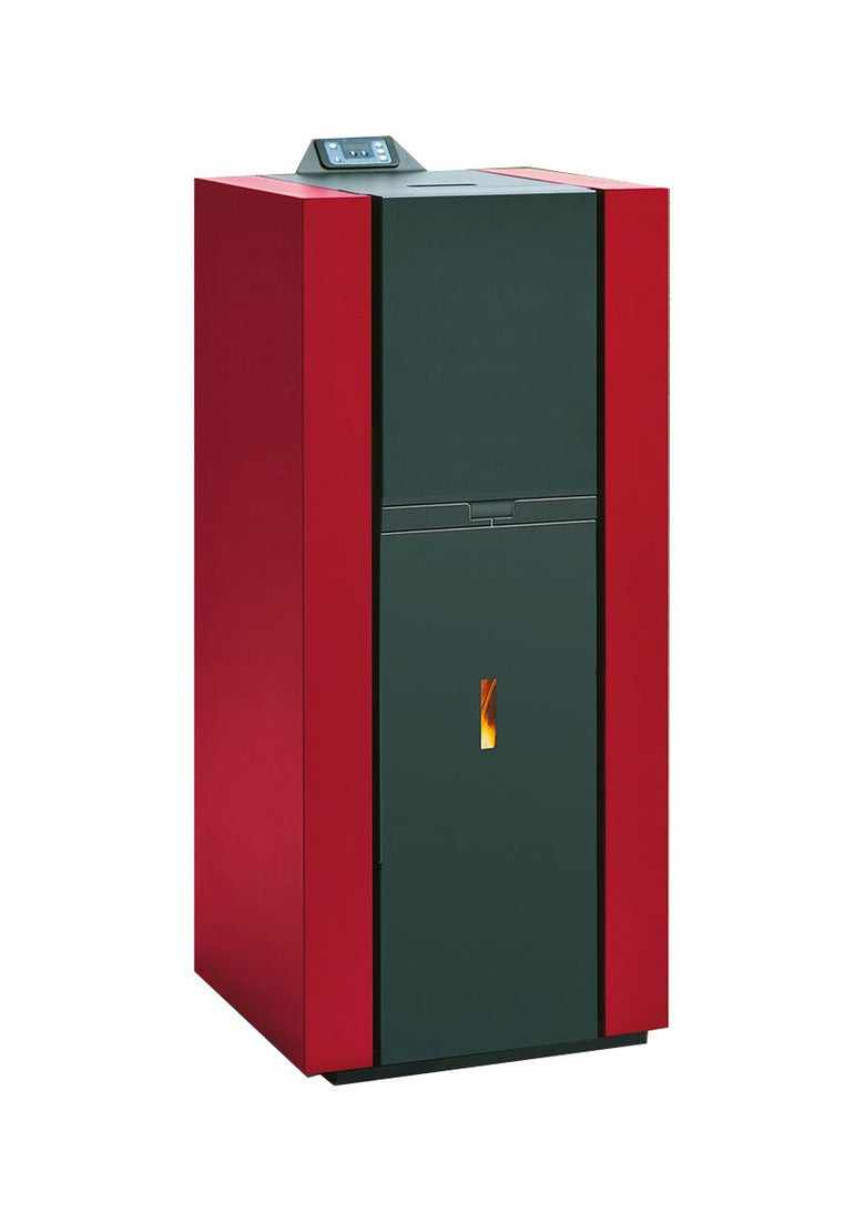Stufa A Pellet Idro 12 kw In Acciaio Rosso Serbatoio 55 kg accesa in soggiorno, fiamma visibile attraverso il vetro