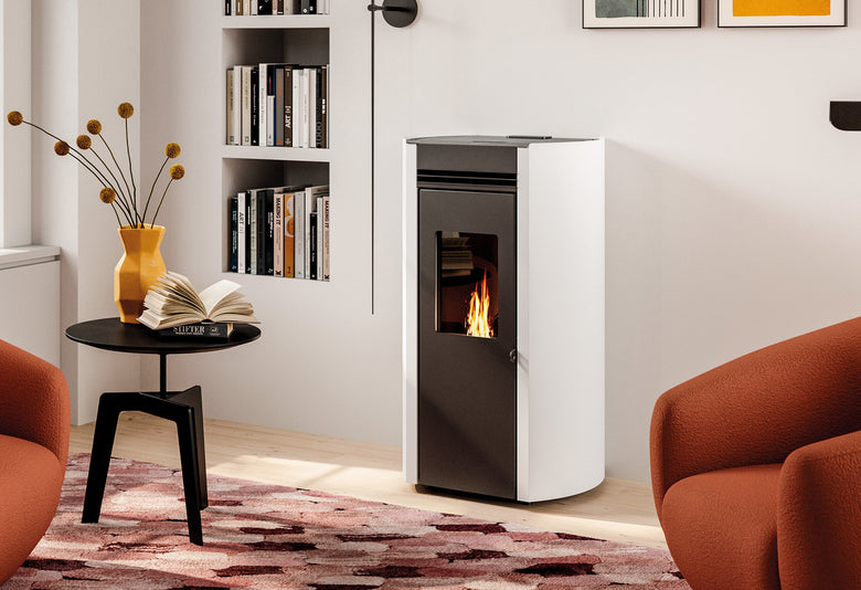 Stufa a pellet ad aria in acciaio verniciato bianco Ecofire, vista laterale che mostra profilo e dimensioni