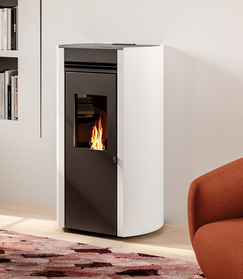 Stufa a pellet ad aria in acciaio verniciato bianco Ecofire accesa in soggiorno, fiamma visibile attraverso il vetro