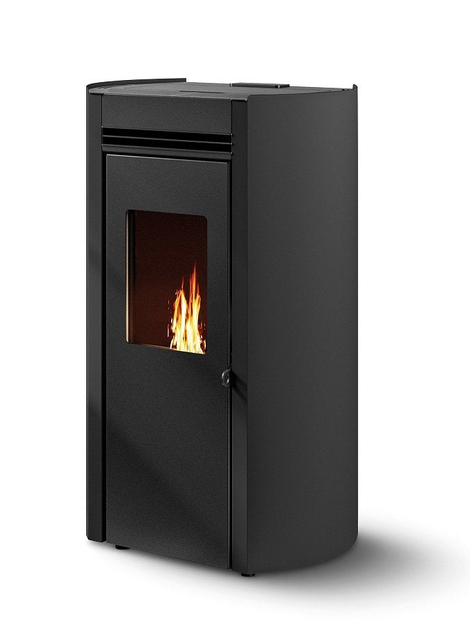 Stufa a pellet ad aria in acciaio verniciato nero Ecofire accesa in soggiorno, fiamma visibile attraverso il vetro