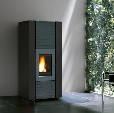 Stufa ermetica A Pellet ad acqua Ecofire in acciaio nero in ghisa accesa in soggiorno, fiamma visibile attraverso il vetro