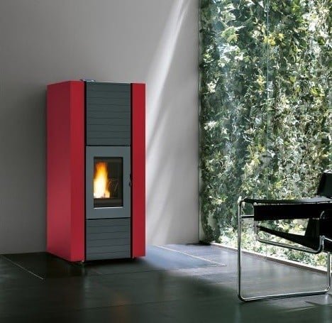 Stufa ermetica a Pellet Ecofire Ad Acqua con top in ghisa e accesa in soggiorno, fiamma visibile attraverso il vetro