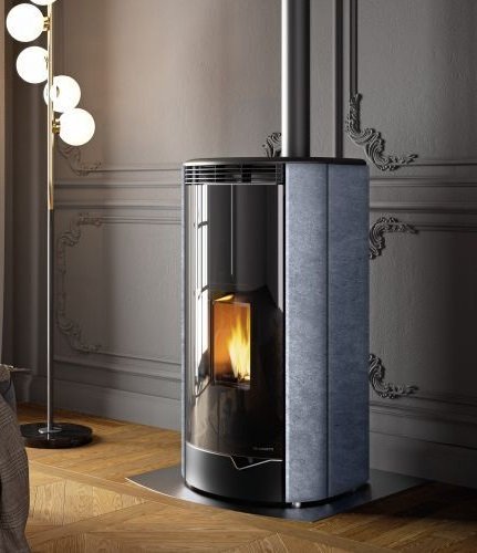 Palazzetti Marianne 9 Stufa ermetica A Pellet Ecofire ad in naturale accesa in soggiorno, fiamma visibile attraverso il vetro