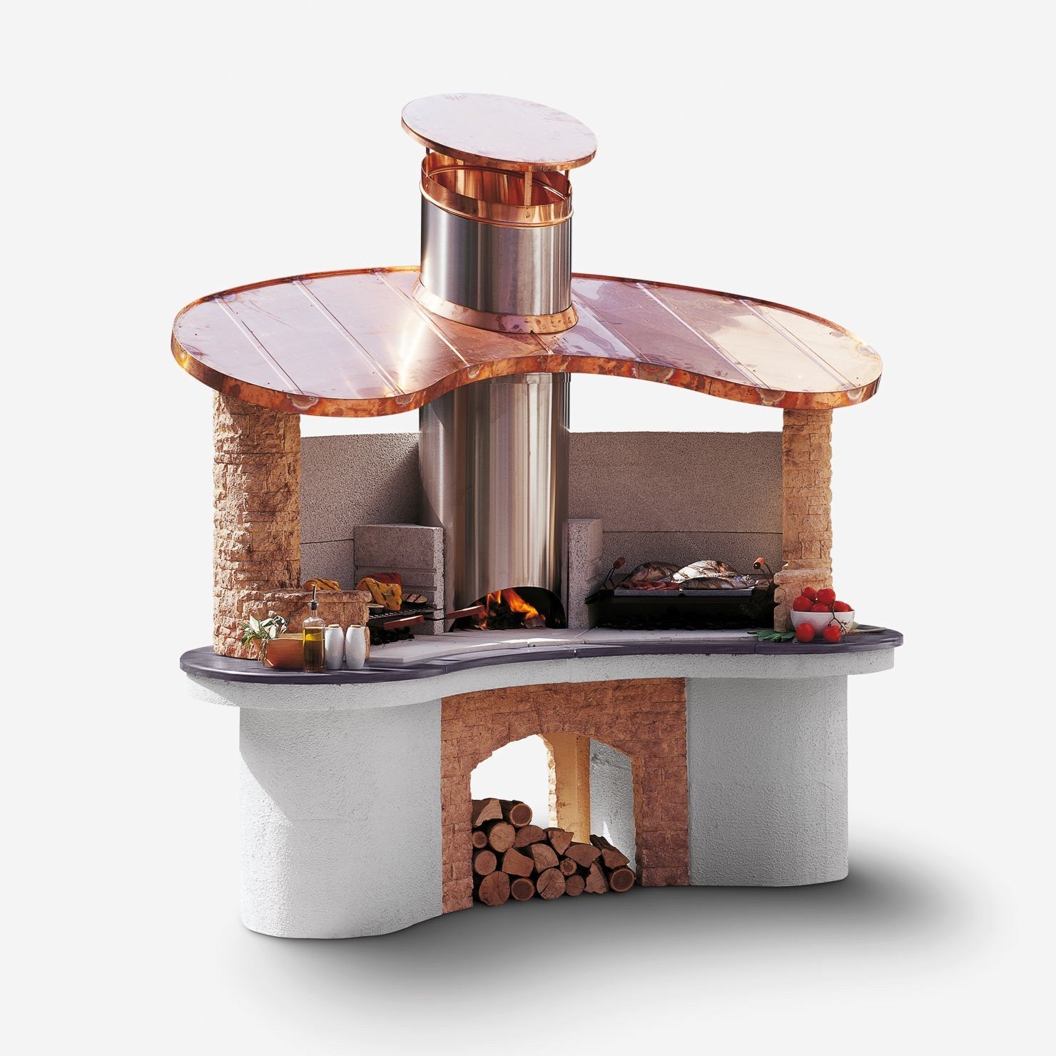 Palazzetti Sumatra barbecue con cappa in rame e piano color accesa in soggiorno, fiamma visibile attraverso il vetro