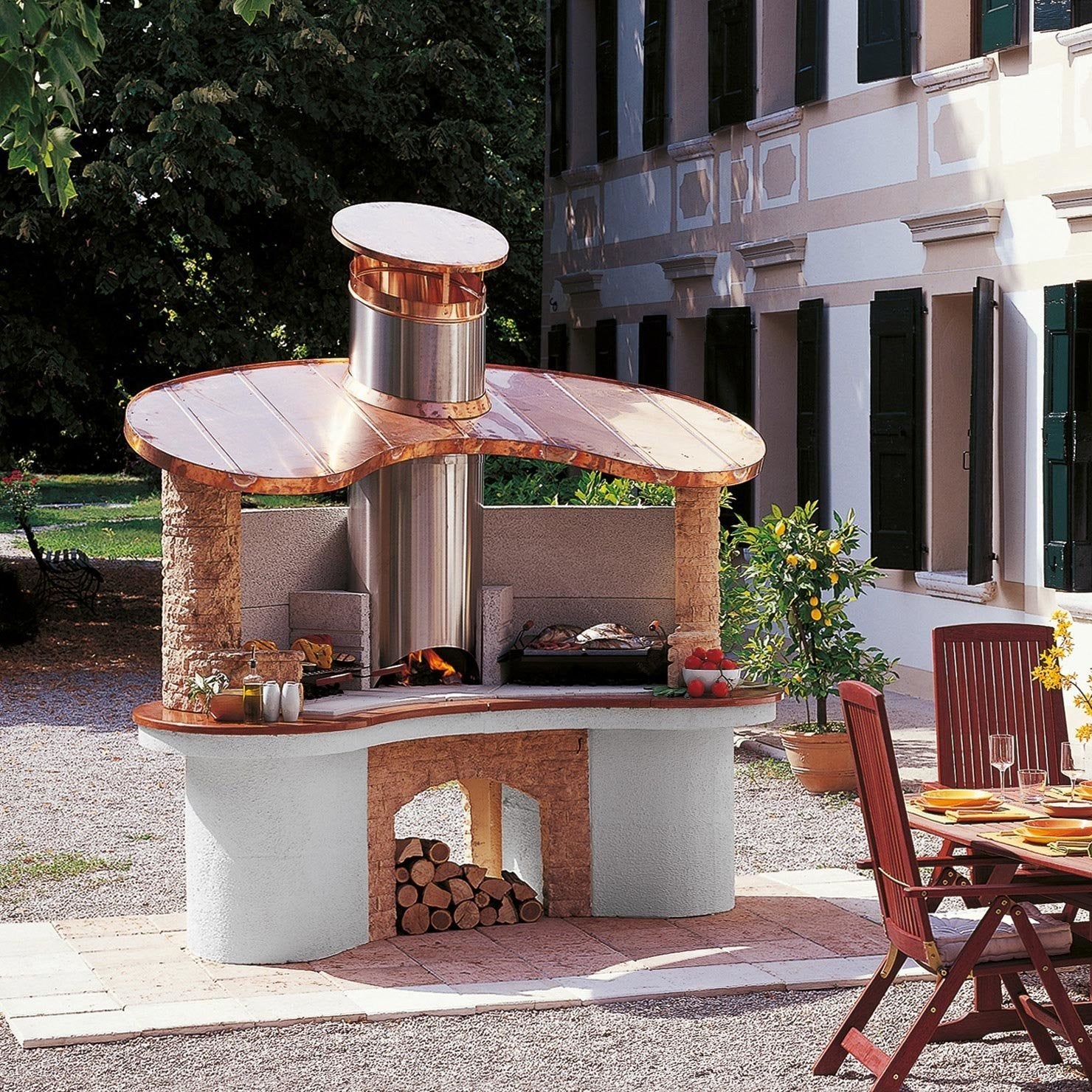 Schema tecnico di installazione di Palazzetti Sumatra barbecue con cappa in rame e piano in con canna fumaria