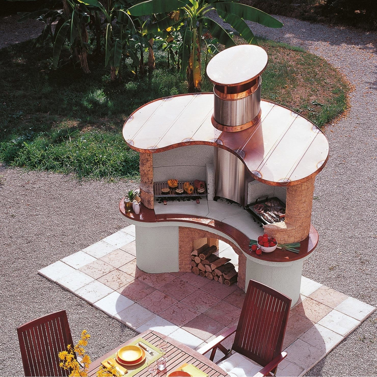 Palazzetti Sumatra barbecue con cappa in rame e piano in, vista laterale che mostra profilo e dimensioni