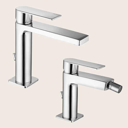 Paffoni tango coppia rubinetti lavabo e bidet cromato Cromato Lucido ambientato su piano bagno con accessori
