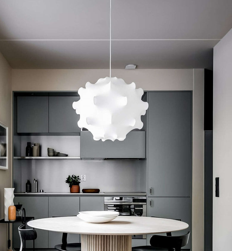 Flos Taraxacum 1 Lampada a Sospensione Cocoon Bianco in resina accesa in ambiente, design e diffusione della luce